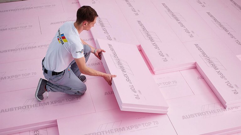 Rosa Wärmedämmplatten von Austrotherm aus Extruderschaum, mit Stufenfalz übereinander verlegt